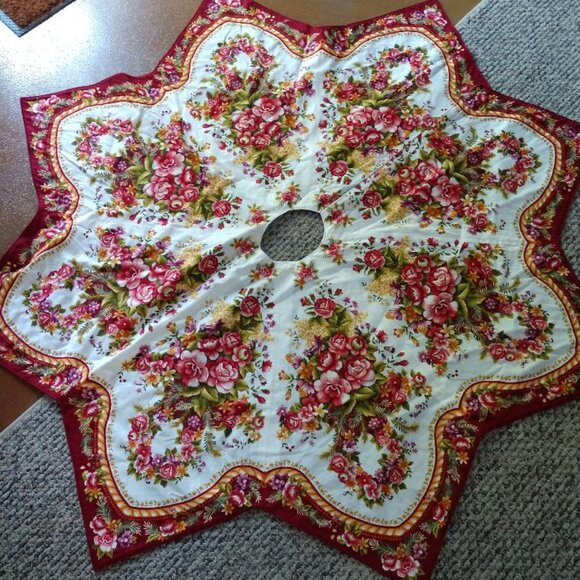 Rose Pattern Christmas Tree Skirt 50-1/2" - Picture 1 of 4